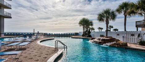 Alberca techada y alberca climatizada