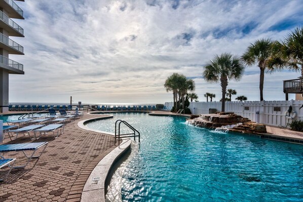 Alberca techada y alberca climatizada