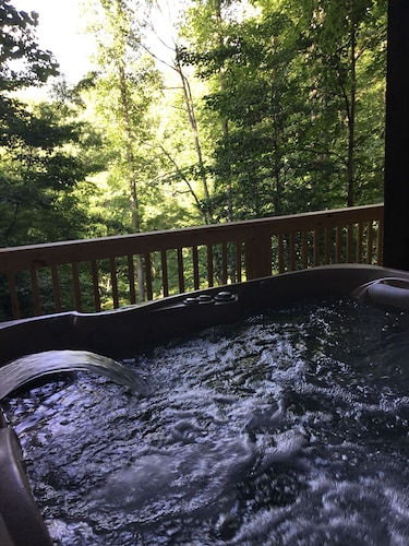 Fireman's DreamCabin 5 BR 3 Baths Beautiful Log Home with Starlink WiFi! Hot Tub