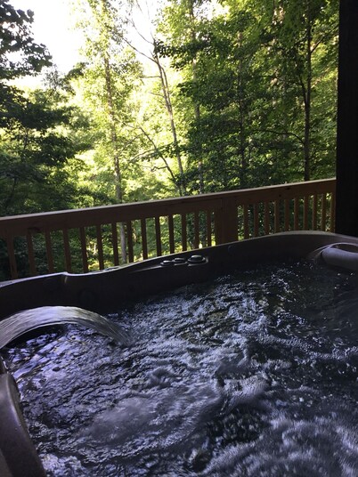 Fireman's DreamCabin 5 BR 3 Baths Beautiful Log Home with Starlink WiFi! Hot Tub