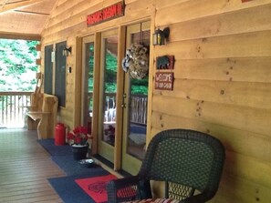 Terrace/patio - Fireman's DreamCabin 5 BR 3 Baths Beautiful Log Home with Starlink WiFi! Hot Tub (Franklin)
