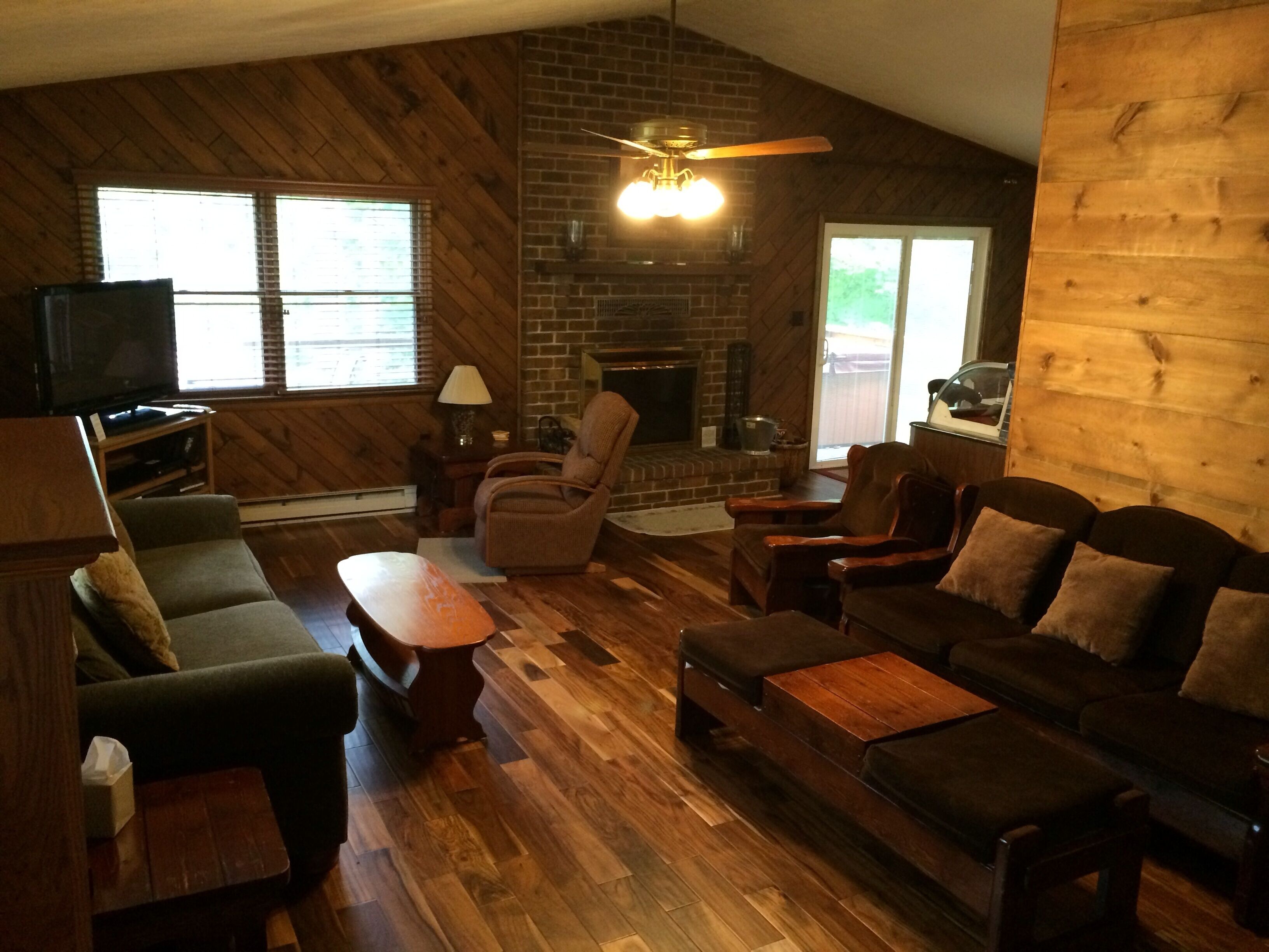 Top Rated Mountain River Cabin: Hot Tub, WiFi, Fish, Hike, Kayak, Relax!