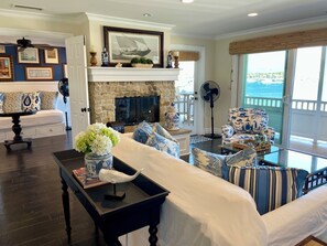 Smart-tv, eldstad och dvd-spelare