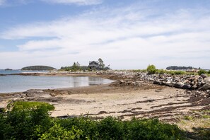 On the beach, sun loungers, beach towels - The Moonlight Cottage: At The Water's Edge With Beaches And Atlantic Views (Tenants Harbor)