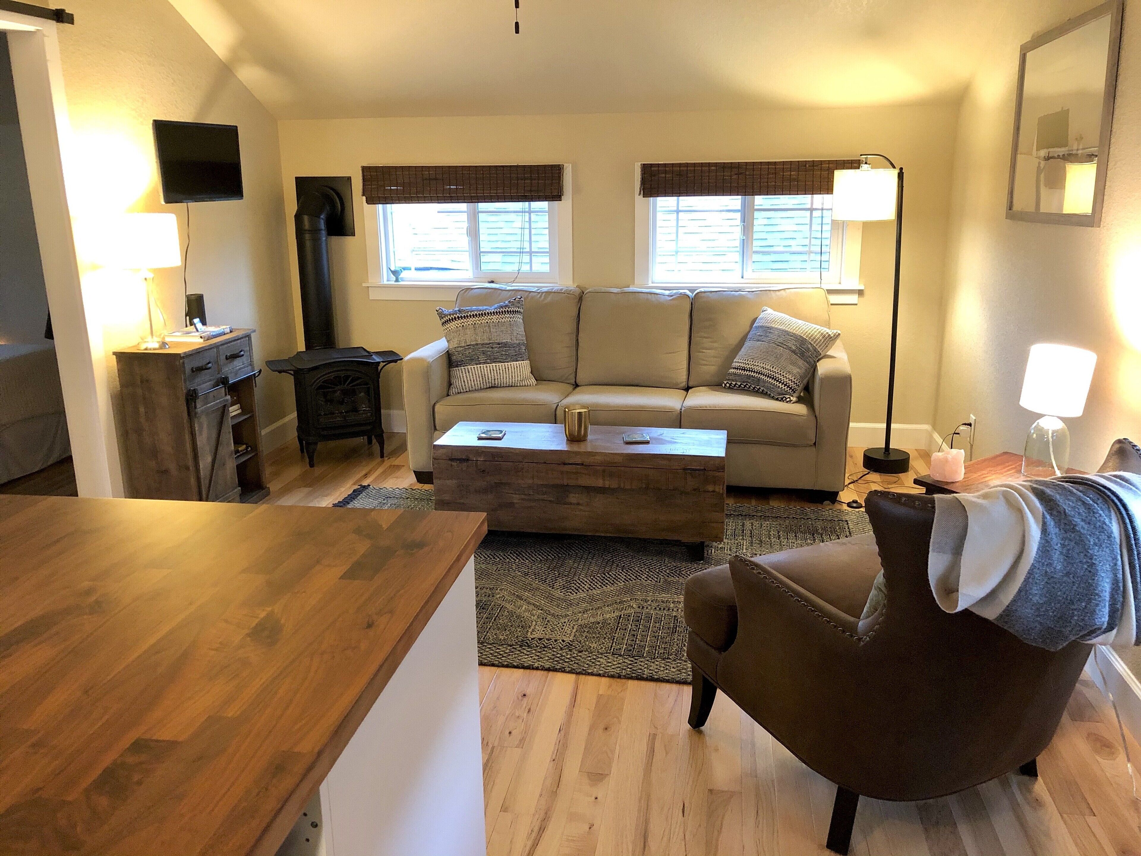 Charming Carriage House Retreat or Temp Corporate Housing 