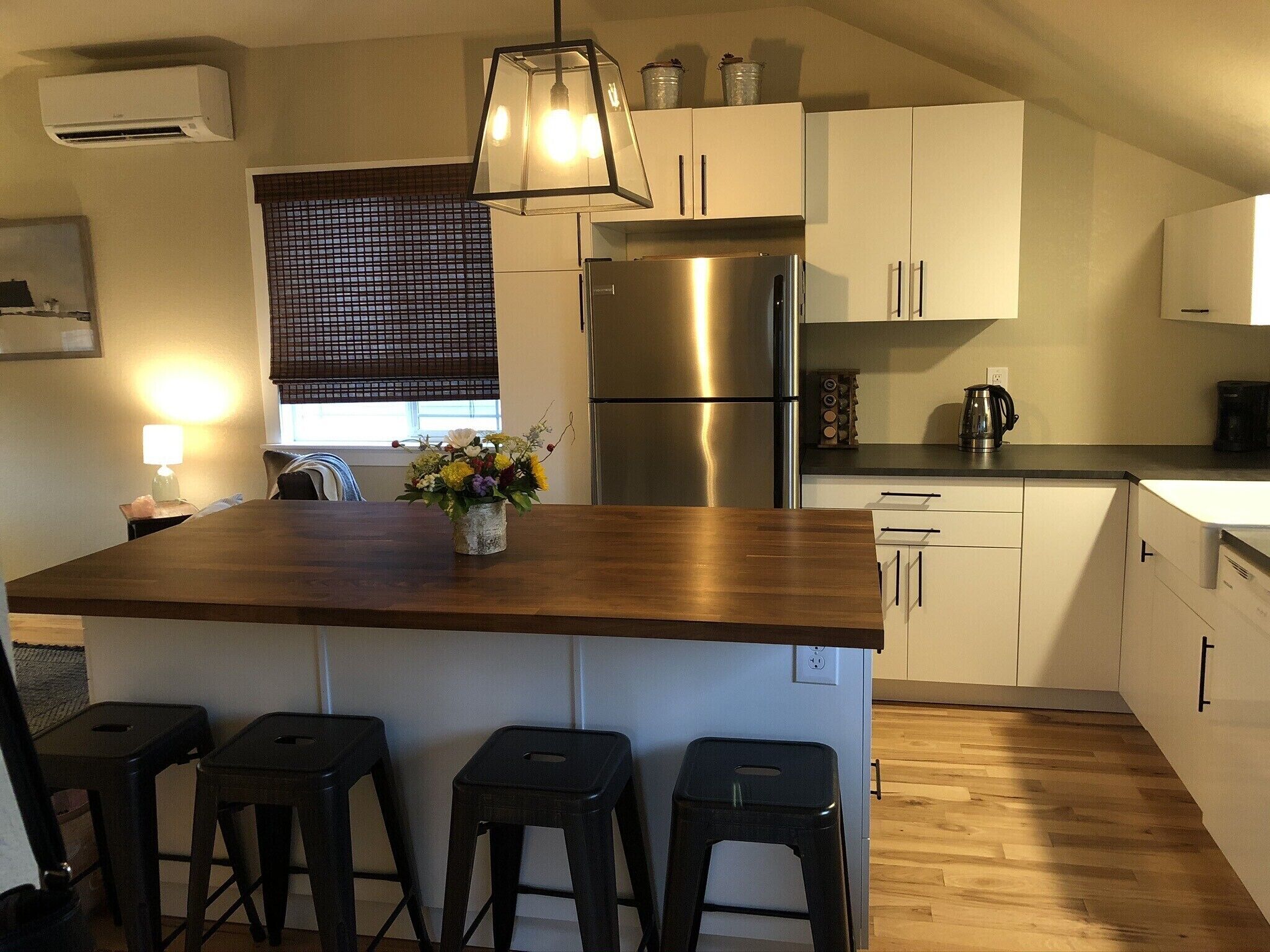 Charming Carriage House Retreat or Temp Corporate Housing 