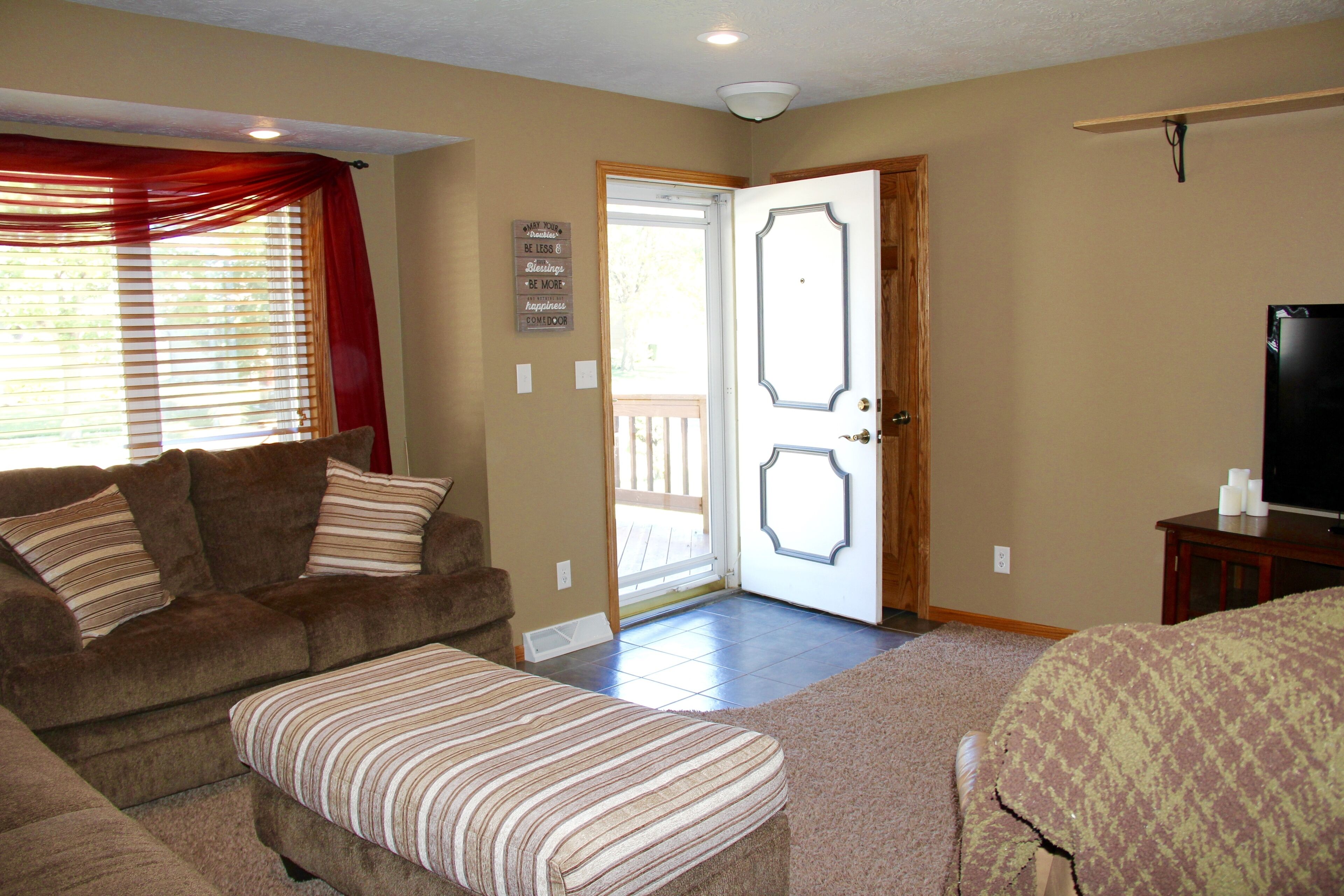 Fully Furnished 3 Bedroom - 2 Bath - Double Garage