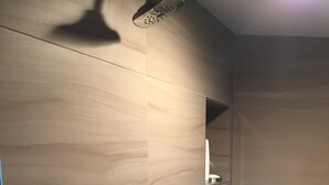 Ein modernes Badezimmer mit Dusche, Toilette und Waschbecken.