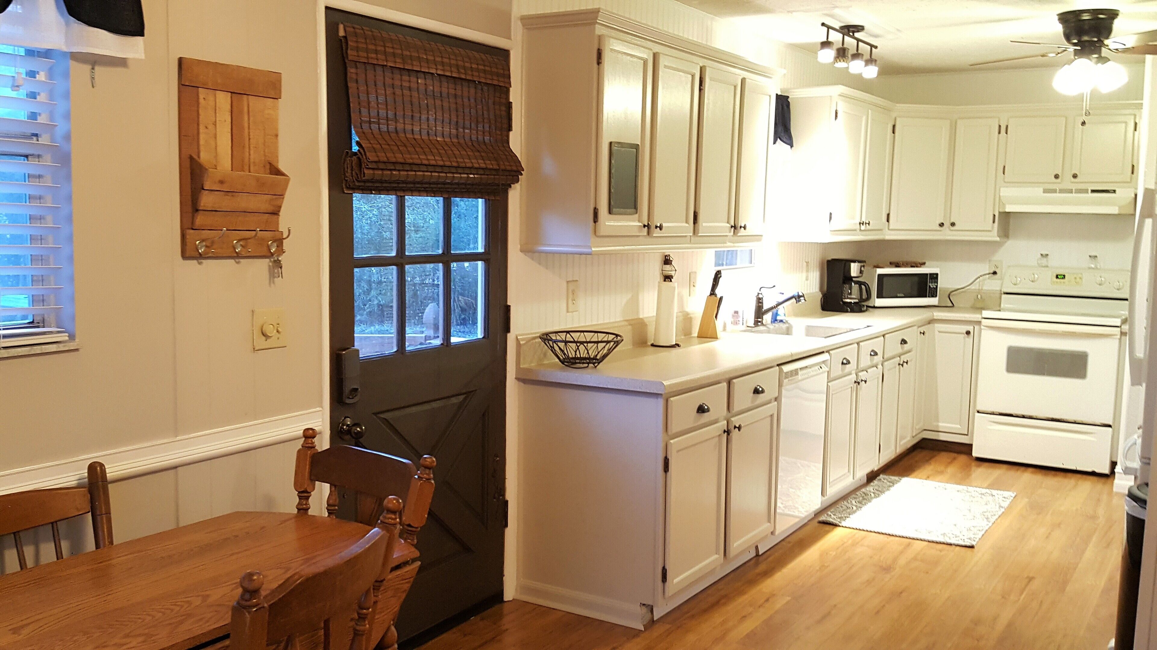 Quaint Cabin Retreat on a wooded fenced acre with a canal to the river