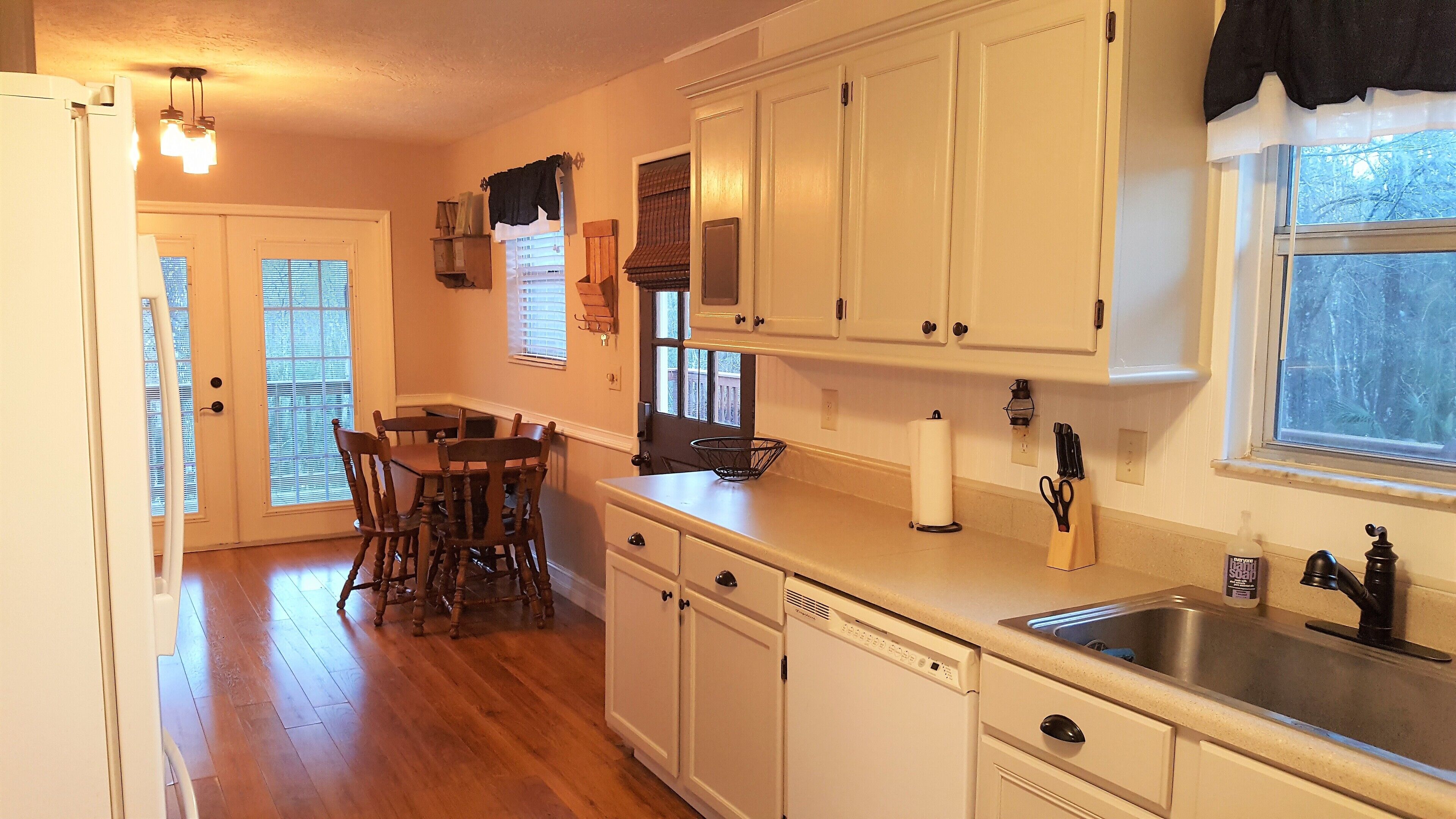 Quaint Cabin Retreat on a wooded fenced acre with a canal to the river