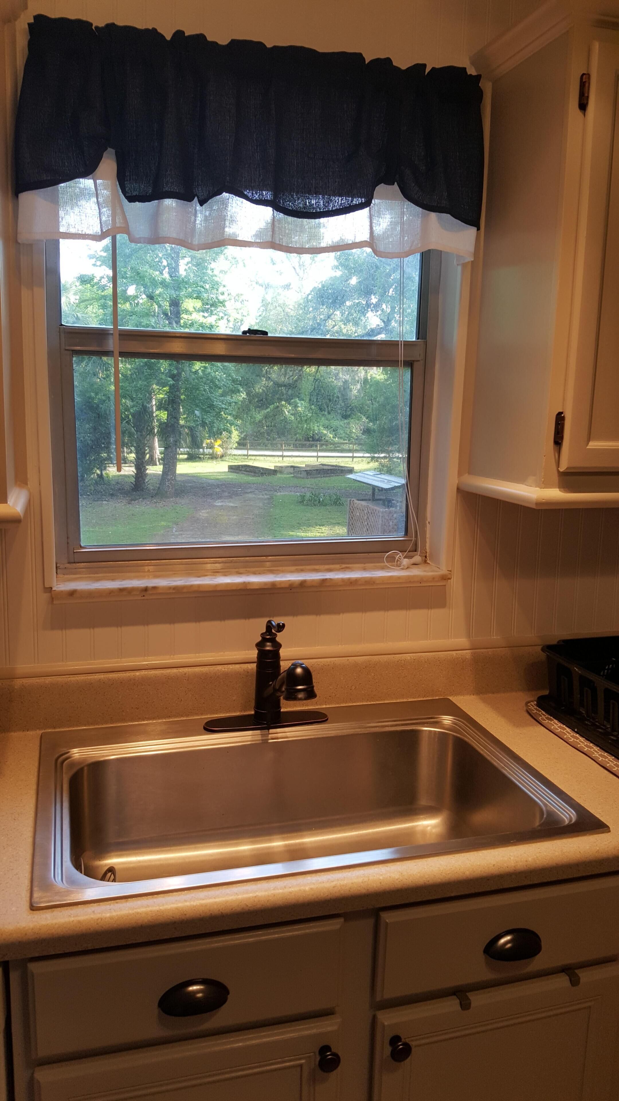 Quaint Cabin Retreat on a wooded fenced acre with a canal to the river