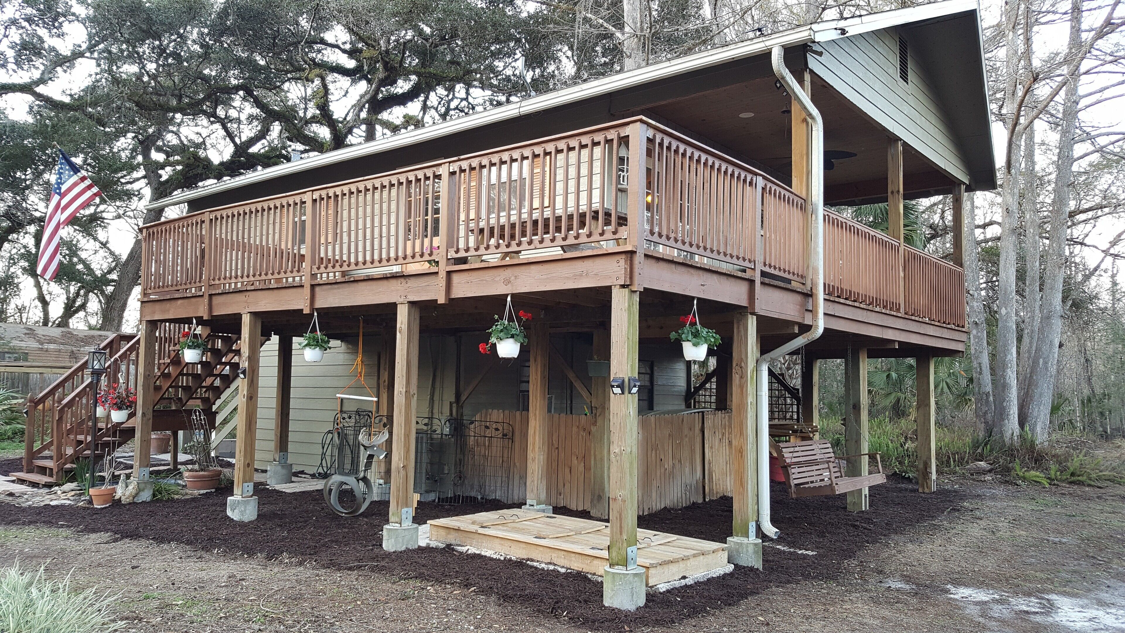 Quaint Cabin Retreat on a wooded fenced acre with a canal to the river