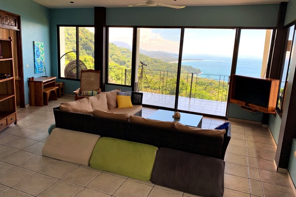 Smart-TV, Bücher, Stereoanlage