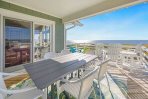 Outdoor dining - Soundfront Salvo Home w/ Saltwater Pool, Hot Tub, Elevator, Theater, Tiki Bar (Salvo)