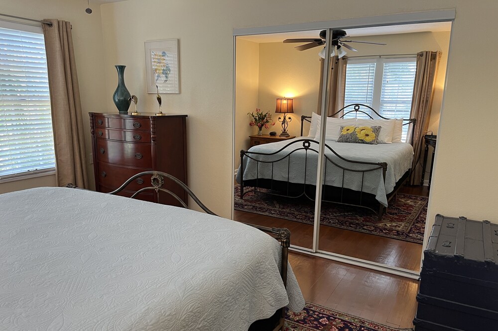 QUEEN PALM APT~ 2ND FLR APT~PRETTY, CLEAN, GREAT LOCATION!