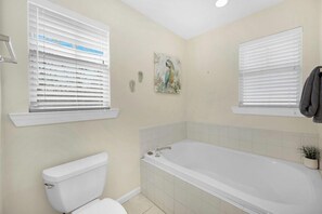 Bañera con ducha, secador de pelo, toallas, jabón