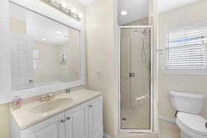 Bañera con ducha, secador de pelo, toallas, jabón