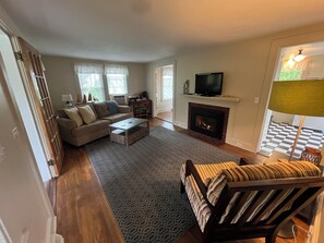 Smart TV, fireplace, video games, DVD player - New prices, summer getaway at Seashore Cottage, Great Views and cozy fireplace (Southwest Harbor)