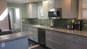 雪櫃、微波爐、焗爐、爐具