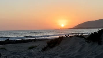 Playa en los alrededores, camastros y toallas de playa