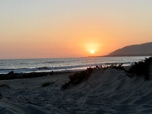 Playa en los alrededores, camastros y toallas de playa 