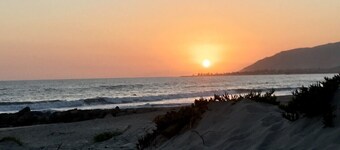 Newly Remodeled Pierpont Beach Bungalow just a Short Walk to the Sand