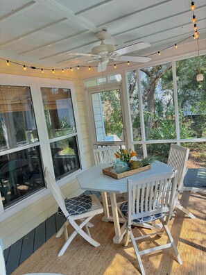 Outdoor dining - Beautiful quiet home on Bald Head Island - short walk to beach (Bald Head Island)
