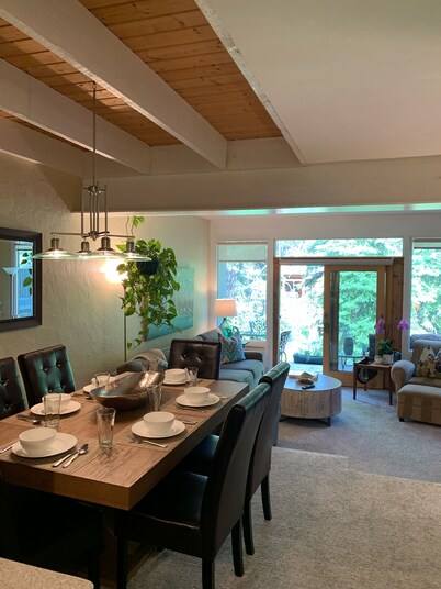 Top Rated Creekside Gem Is Steps From Free Bus To Skiing, Shopping, & Dining!