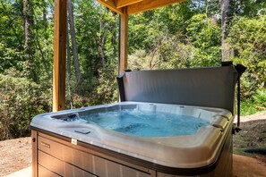 Outdoor spa tub - Spacious Creek-side Home in the Woods near Wineries, Helen and Dahlonega (Cleveland)