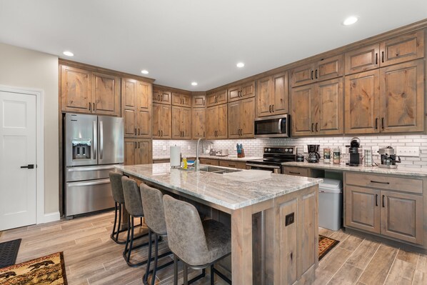 Fridge, microwave, oven, stovetop - Spacious Creek-side Home in the Woods near Wineries, Helen and Dahlonega (Cleveland)