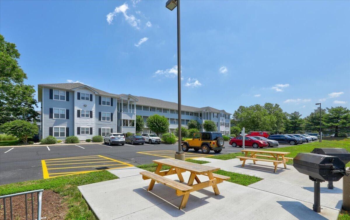 Ground Level Condo w/ Two Bedrooms Sleeps 4 w/ Pool & Parking