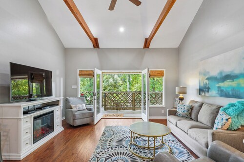 Great house steps to the lakefront!