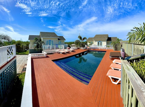 Fenced Property, Near all Beaches, Pool, Hot Tub, Sundeck, Firepit, Grill, Wi-Fi