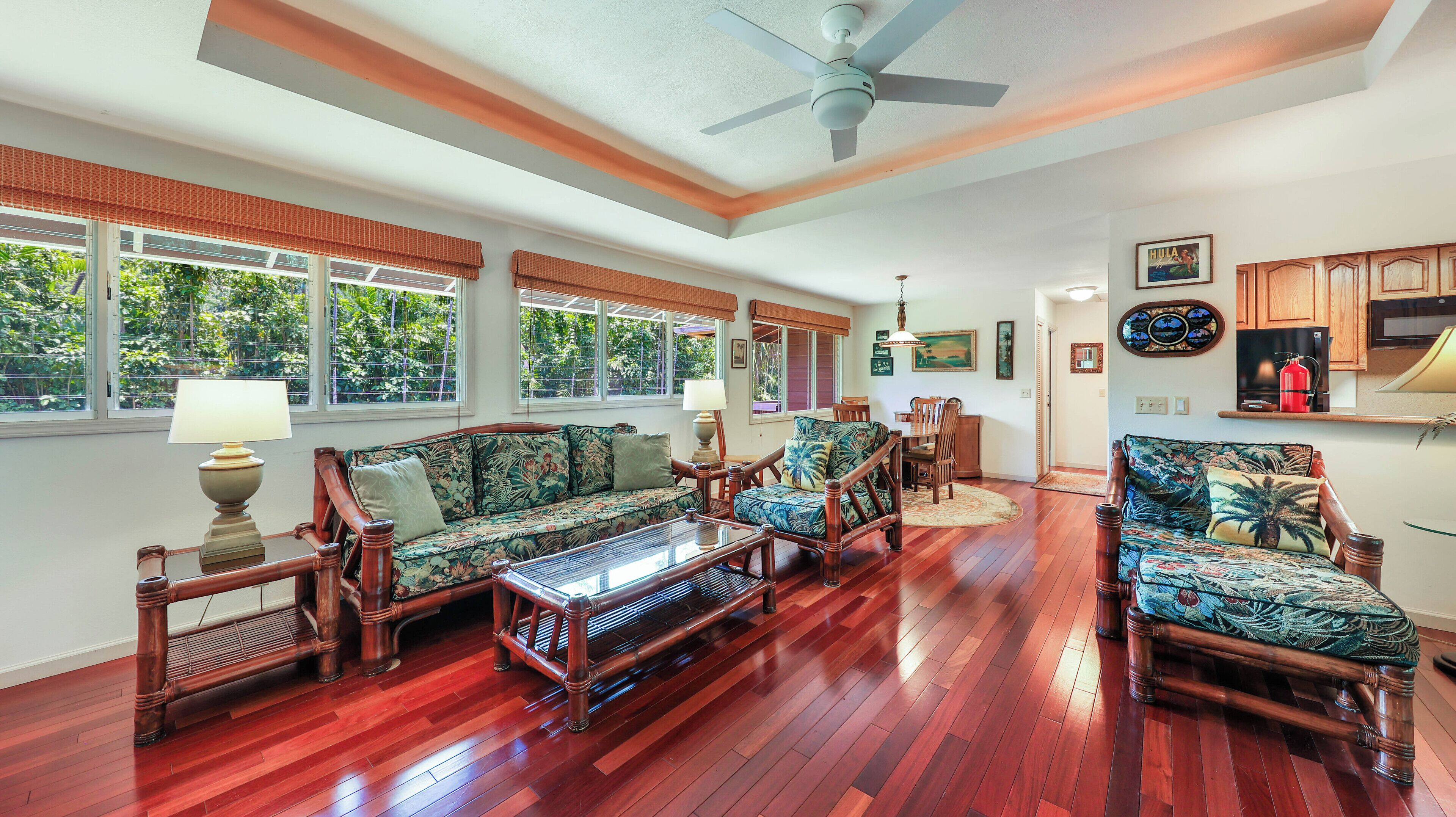 Een smart-tv, een dvd-speler, boeken en een stereo