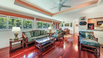 Een smart-tv, een dvd-speler, boeken en een stereo