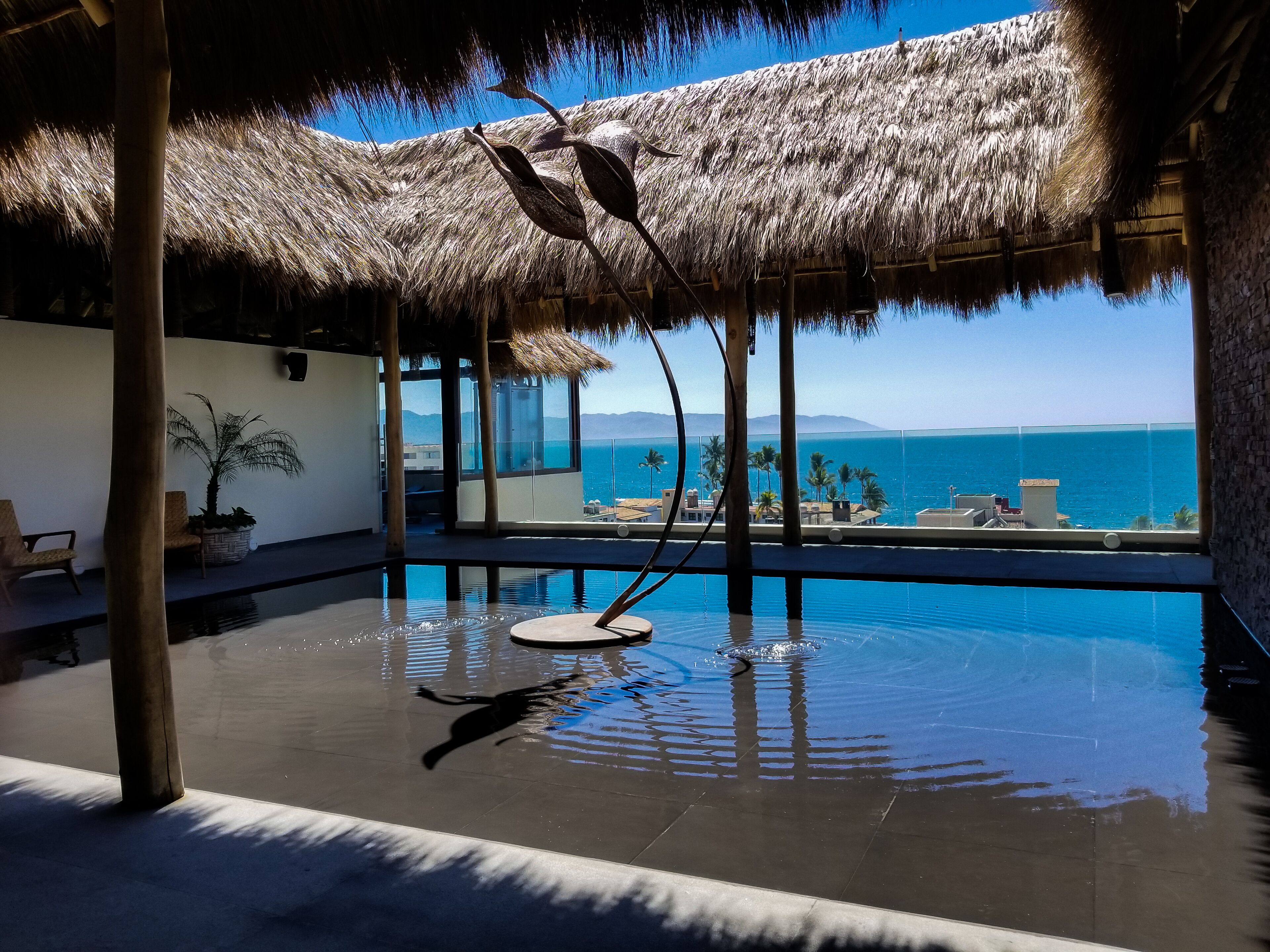 Alberca al aire libre y alberca climatizada