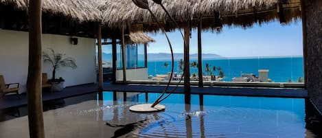 Alberca al aire libre y alberca climatizada