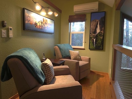 Smart TV, fireplace, books, music library. Inside Yosemite Nat Park! Newly remodeled private 2bd 2ba home with central A/C