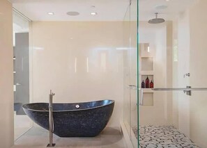 浴槽、ヘアドライヤー、タオル、石鹸