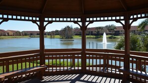 Un belvédère offrant une vue sur un lac et une fontaine.
