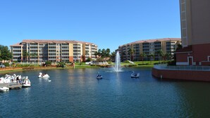 Un hôtel comprenant plusieurs bâtiments, un lac et des bateaux en forme de cygne.