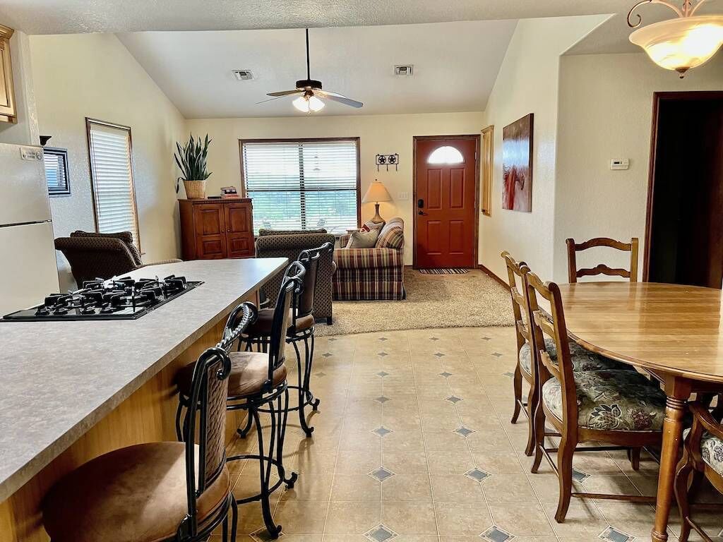 Mountain View Guest House Cabin- Located 10 miles from Enchanted Rock State Par