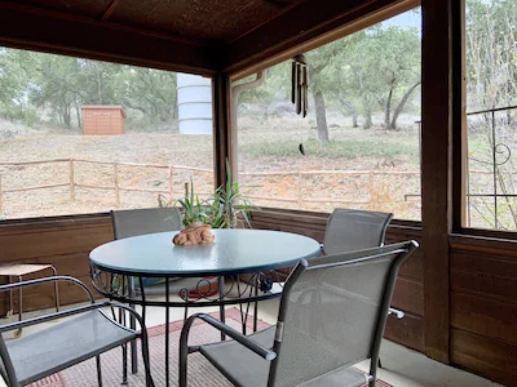 Mountain View Guest House Cabin- Located 10 miles from Enchanted Rock State Par