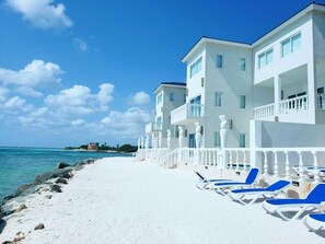 Plage, chaises longues, serviettes de plage
