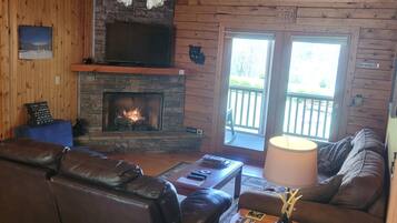 Smart-TV, Kamin, DVD-Player, Bücher