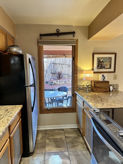 Charming Santa Fe Retreat. Private Patio. 1.4 miles to Plaza. Full kitchen. A/C!