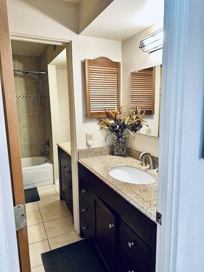 Combined shower/bathtub, hair dryer, towels, soap - Charming Santa Fe Retreat. Private Patio. 1.4 miles to Plaza. Full kitchen. A/C! (Santa Fe)