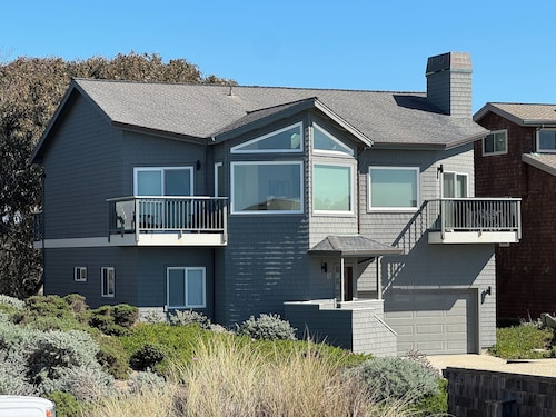 Sweeping ocean views! Perfect for families, steps to sand, ping pong, Pickleball
