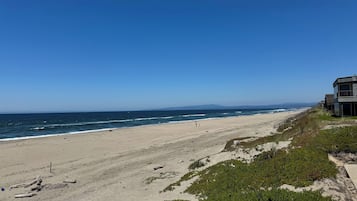 Beach nearby, sun-loungers, beach towels
