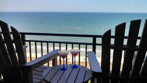 Property grounds - OCEAN FRONT SUNRISES. Summer escape for 2. King bed, spa shower, free parking  (Myrtle Beach)